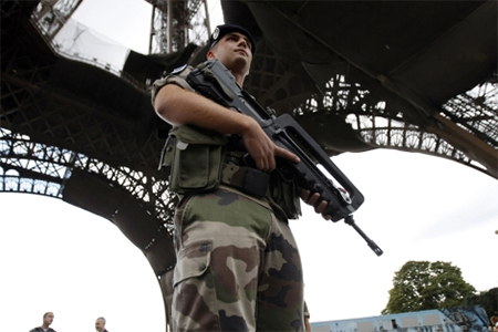 soldado frances monta guardia bajo la torre eifel